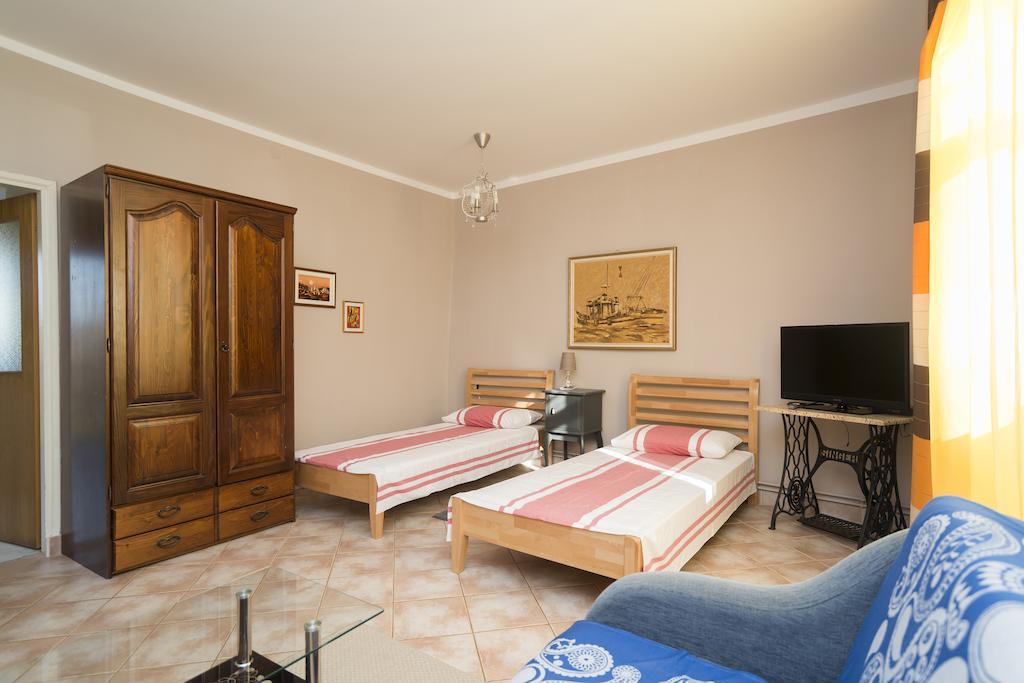 Apartments & Rooms Buoni Amici Murine Bagian luar foto