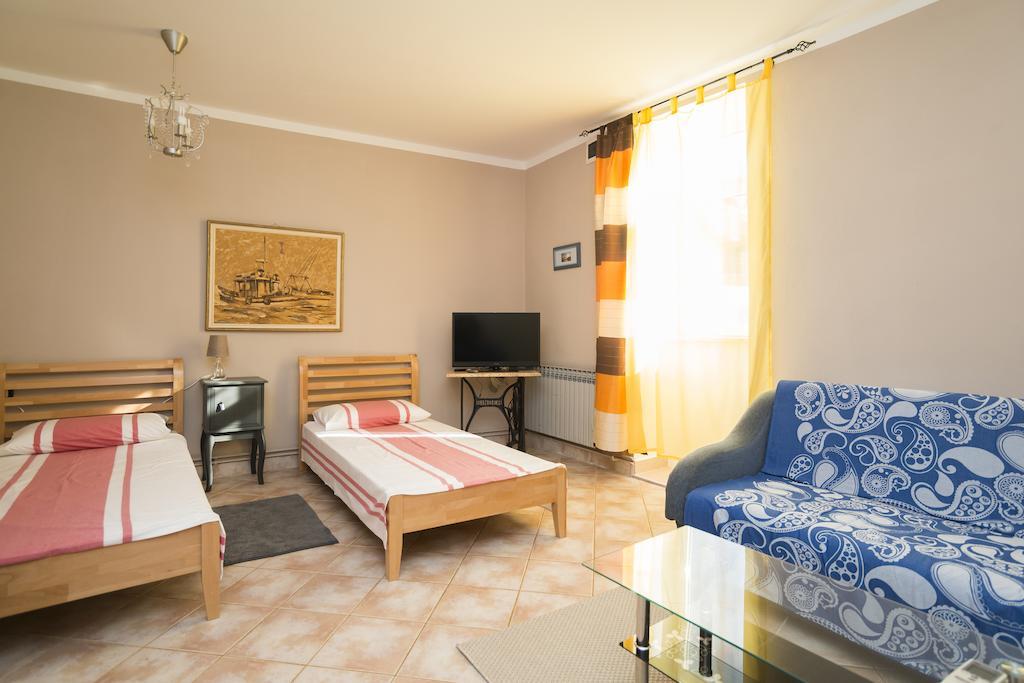 Apartments & Rooms Buoni Amici Murine Bagian luar foto