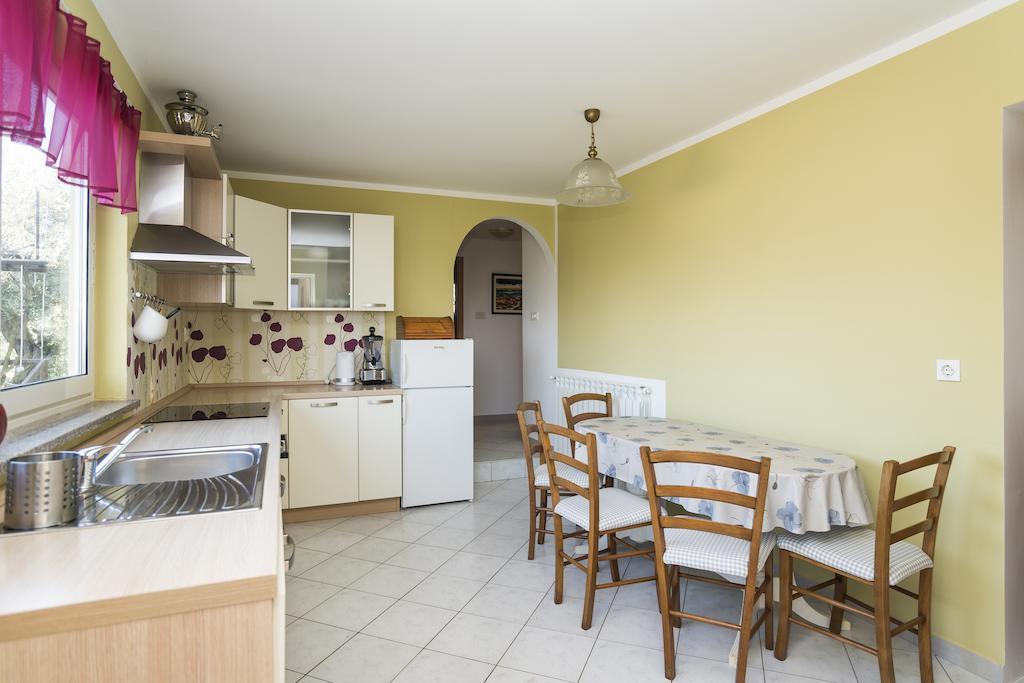 Apartments & Rooms Buoni Amici Murine Ruang foto